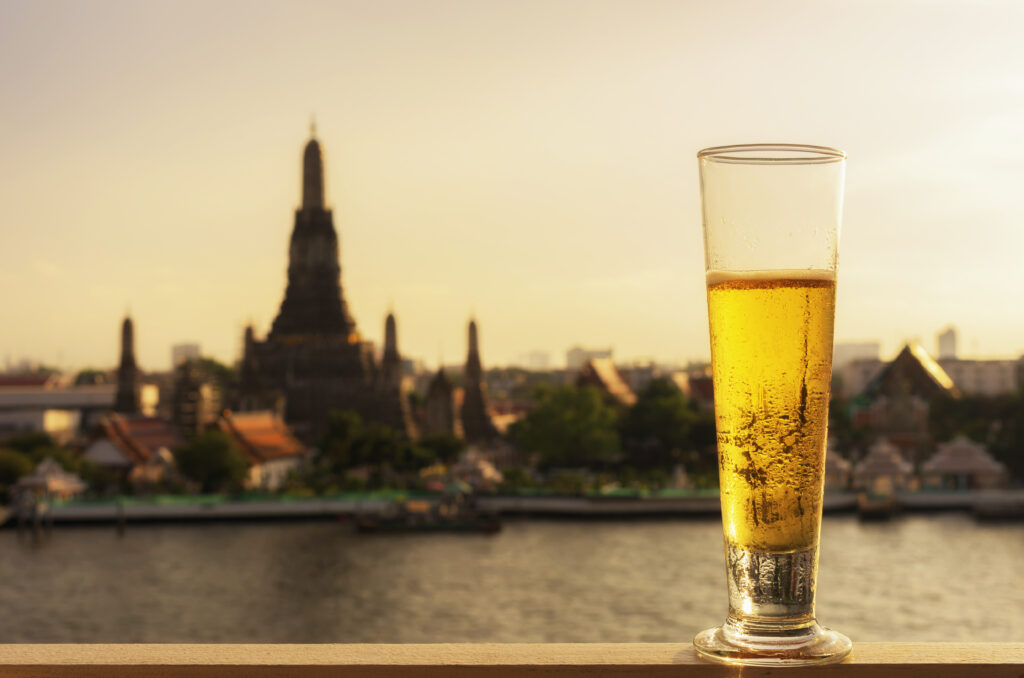 仏教国家であるタイでは飲酒に関する独特のルールがあります